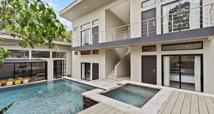 Charming 4-bedroom house with Private pool, Walking distance to the beach.