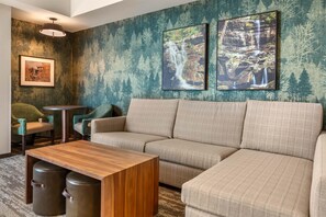Luxe beddengoed, een strijkplank/strijkijzer, gratis babybedden