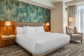 Sengetøy av topp kvalitet, strykejern/-brett og barnesenger (inkludert)