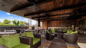 Ein Terrassenbereich im Freien mit Korbmöbeln und Steinböden.