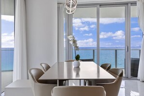 Dining - Ventur Beachfront Luxe Condo | Lyfe Beach Resort (Hollywood)