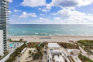 Beach nearby - Ventur Beachfront Luxe Condo | Lyfe Beach Resort (Hollywood)