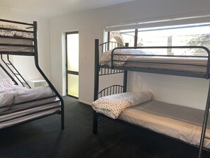 3 chambres, fer et planche à repasser, Wi-Fi, draps fournis