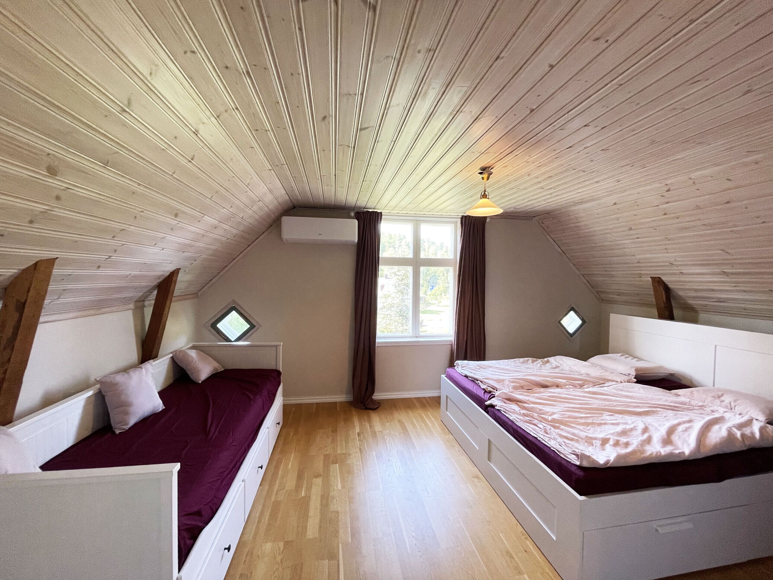 2 bedrooms, iron/ironing board, free WiFi