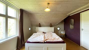 2 bedrooms, iron/ironing board, free WiFi