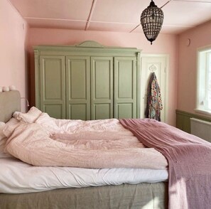 2 bedrooms, iron/ironing board, free WiFi