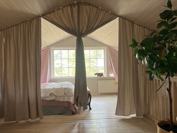 2 bedrooms, iron/ironing board, free WiFi