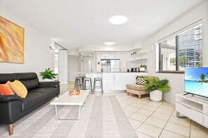 Smart TV, books - Charming 1-Bedroom Apartment with Rooftop Pool & Prime Cairns Location (Cairns City)
