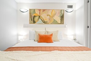 1 chambre, fer et planche à repasser, lit de bébé portatif