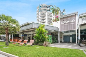 Exterior - Charming 1-Bedroom Apartment with Rooftop Pool & Prime Cairns Location (Cairns City)