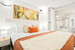 1 bedroom, iron/ironing board, travel cot, free WiFi - Charming 1-Bedroom Apartment with Rooftop Pool & Prime Cairns Location (Cairns City)