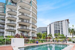 Pool - Charming 1-Bedroom Apartment with Rooftop Pool & Prime Cairns Location (Cairns City)