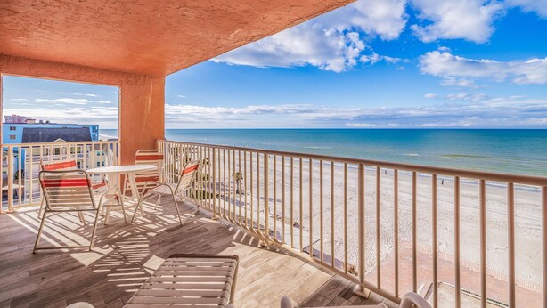 Un balcon avec vue sur la plage et l’océan.