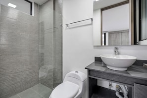 Dusche, Haartrockner, Bidet, Handtücher