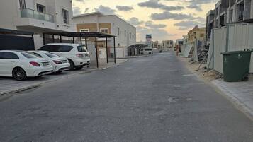 Parkeerplaatsen op het terrein, oplaadpunt voor elektrische auto's