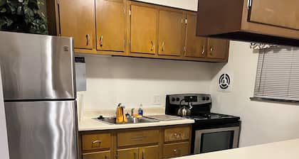 Charming 2-bedroom apartment with WiFi, AC in pleasant Cincinnati, OH