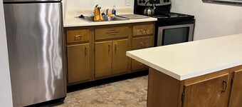 Charming 2-bedroom apartment with WiFi, AC in pleasant Cincinnati, OH