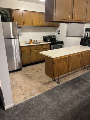 Fridge, microwave, oven, stovetop - Charming 2-bedroom apartment with WiFi, AC in pleasant Cincinnati, OH (Cincinnati)