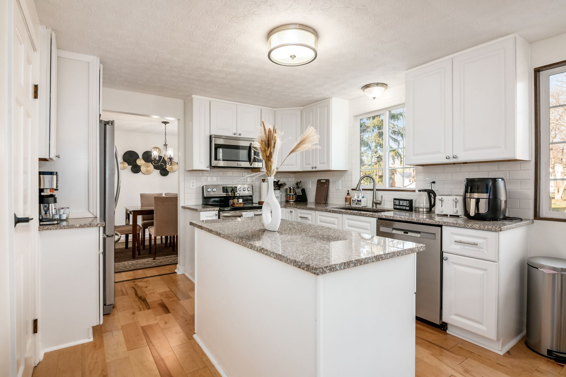 Jääkaappi, mikroaaltouuni, uuni, liesi