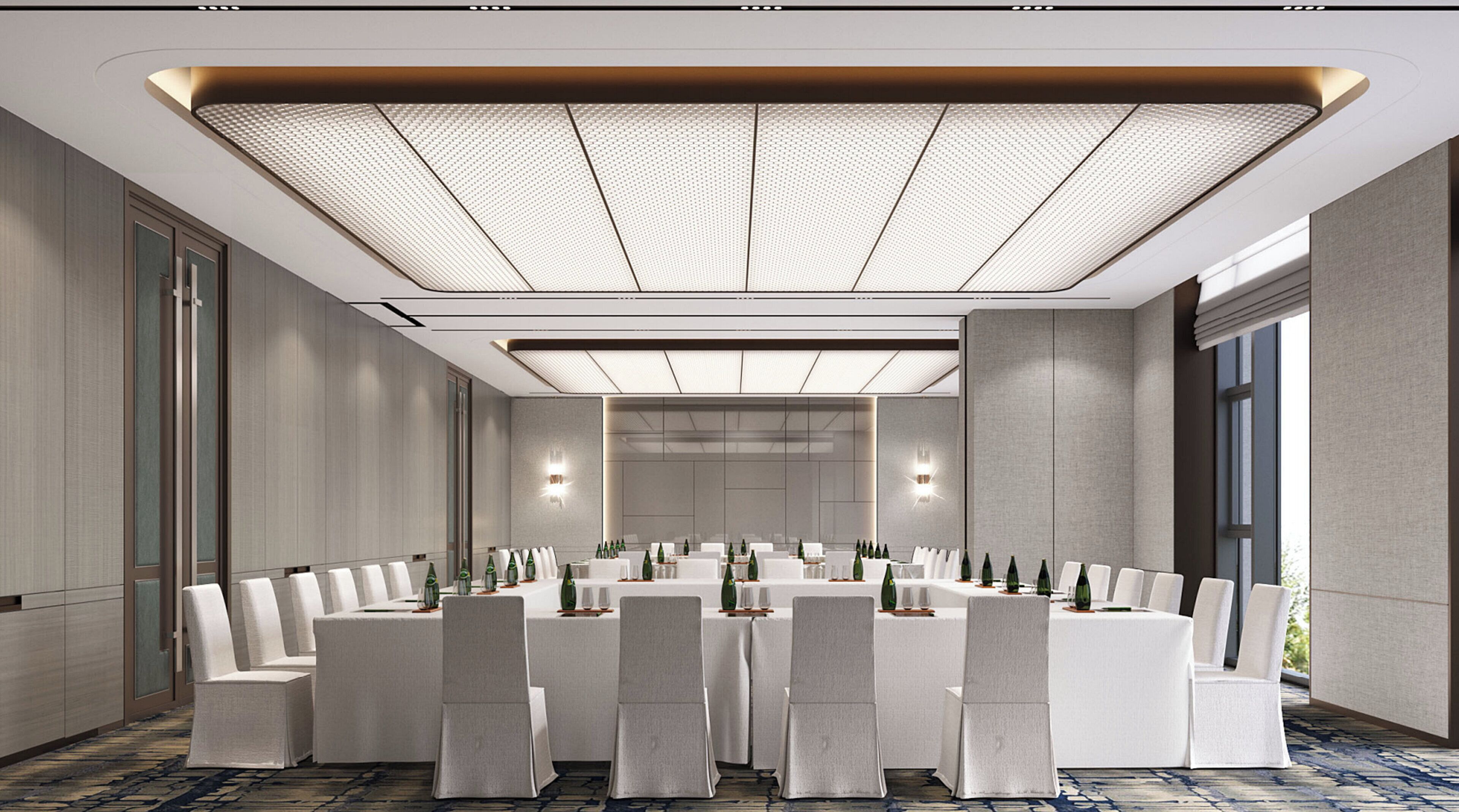Un salón de conferencias con una larga mesa, sillas blancas y un techo estampado.