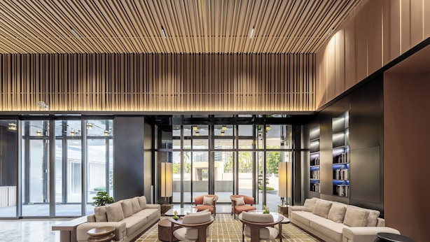 A spacious lobby with a modern design, featuring a large seating area with sofas and armchairs, a coffee table, and a patterned floor. - Holiday Inn Express Haikou World Trade Center by IHG (Haikou)