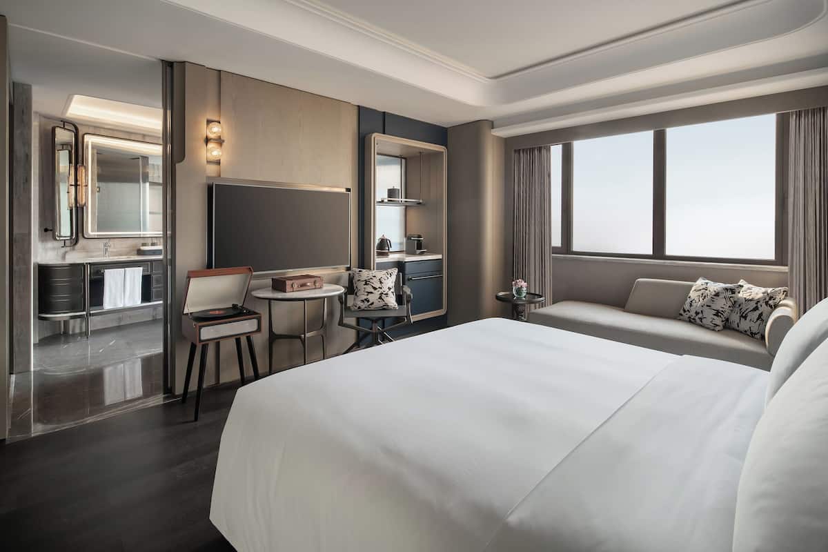 Standard Room, 1 King Bed (Windowless) | Premium bedding, down comforters, minibar, in-room safe