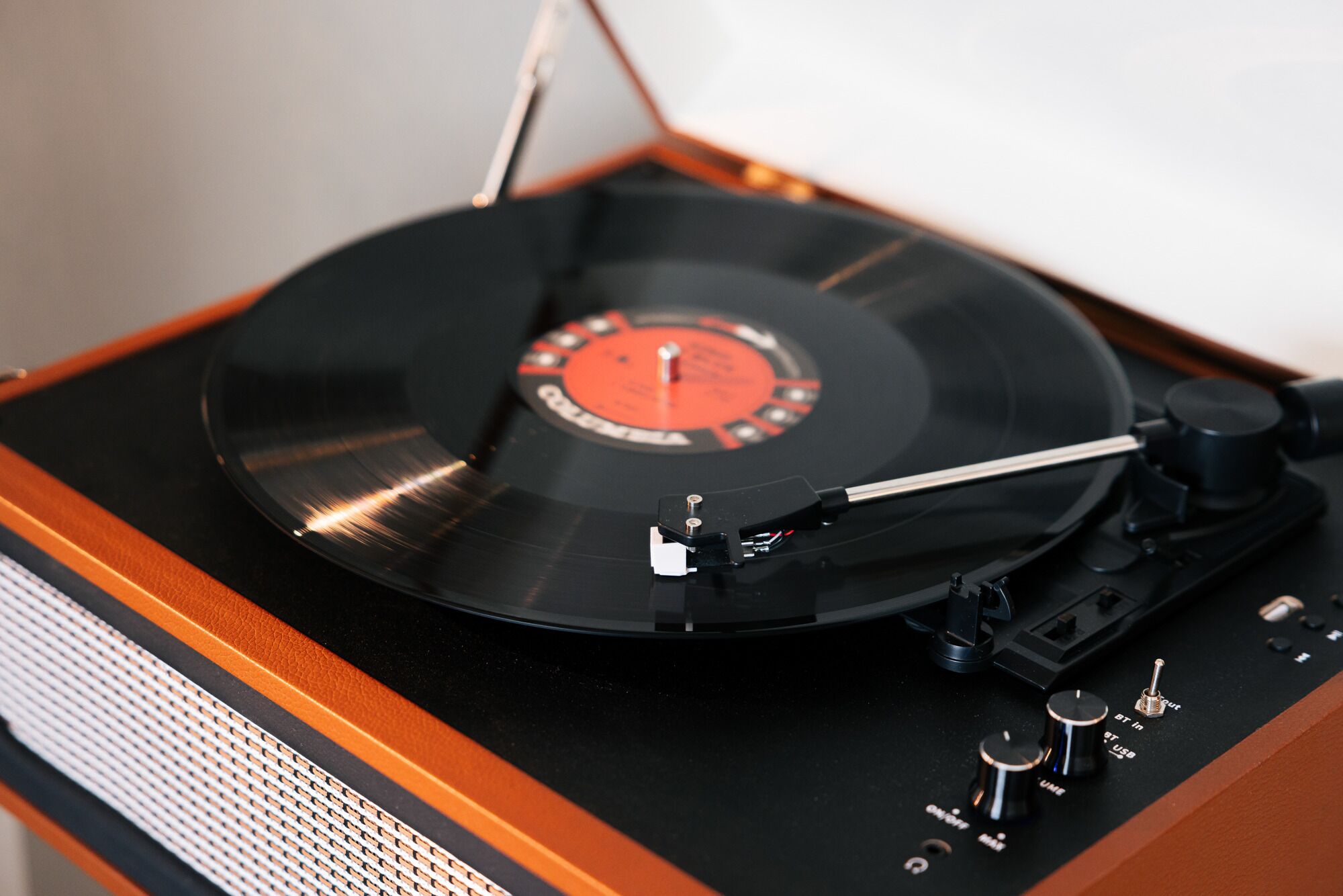 Tocadiscos con un disco encima, sobre una mesa.