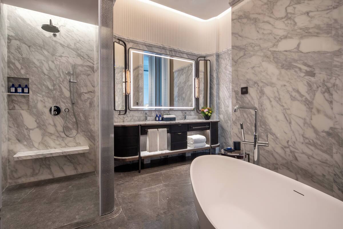 Sviitti, 1 makuuhuone | Kylpyhuone | Erillinen kylpyamme ja suihku, sadesuihkupää, designer-hygieniatuotteet