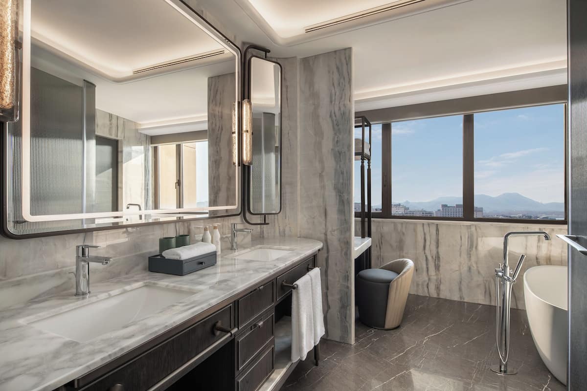 Badewanne und Dusche (separat), Regendusche, Designer-Toilettenartikel