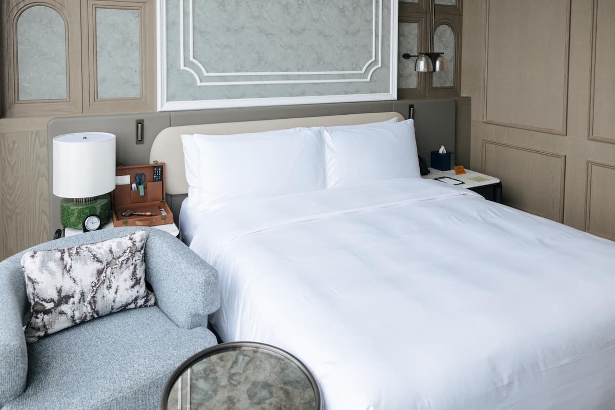 Premium bedding, down comforters, minibar, in-room safe