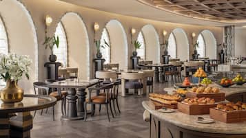 4 restaurantes, se sirven desayunos, comidas, cenas y cocina china