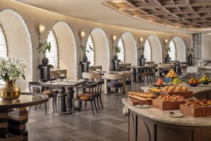 4 restaurantes, se sirven desayunos, comidas, cenas y cocina china