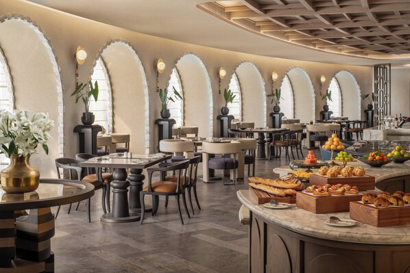 4 restaurantes, se sirven desayunos, comidas, cenas y cocina china