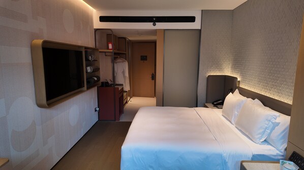 A hotel room with a bed, a TV, a desk with a lamp, and a wardrobe. - EVEN Hotel Quanzhou City Center by IHG (Quanzhou)