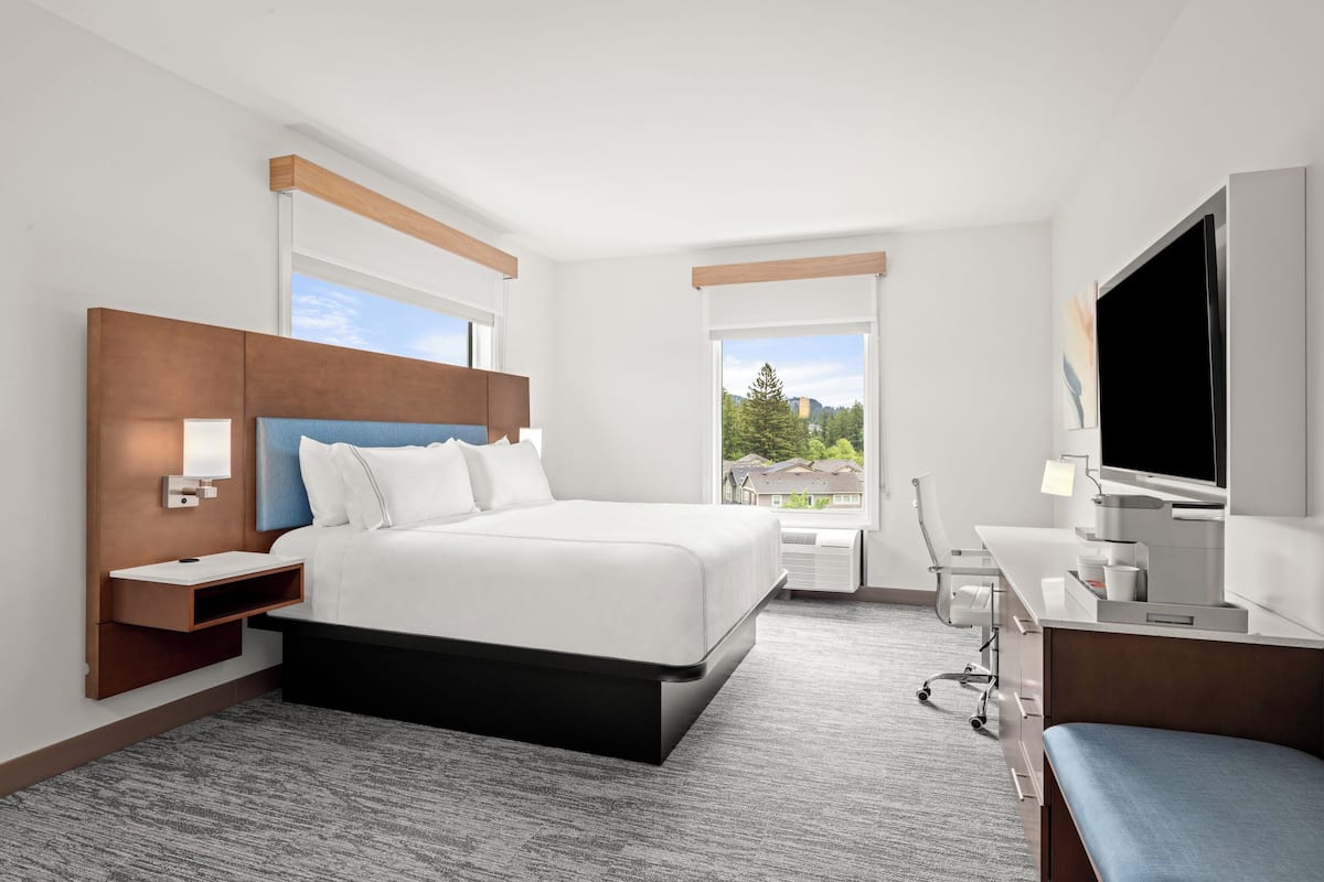 Premium bedding, desk, laptop workspace, free WiFi