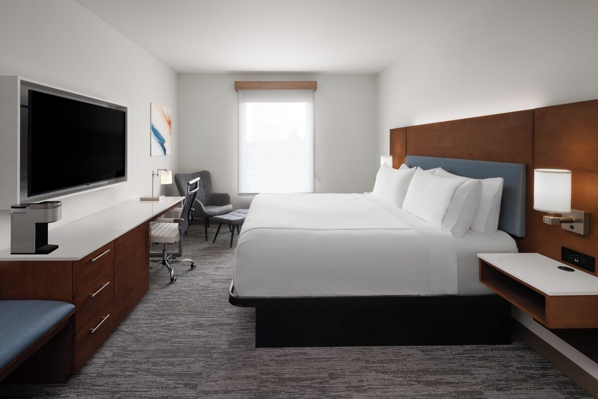 Premium Room, 1 King Bed, Accessible | Premium bedding, desk, laptop workspace, soundproofing