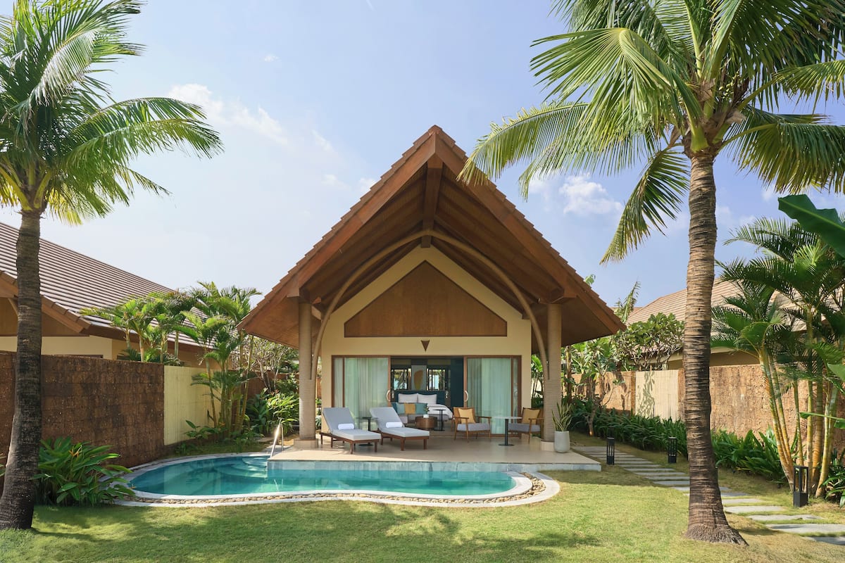 Ein Resort mit Pool, Liegestühlen und einer überdachten Sitzgelegenheit.