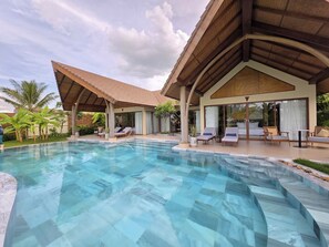 Villa, 3 slaapkamers, aan het strand (Outdoor Private Pool) | Een minibar, een kluis op de kamer, verduisterende gordijnen