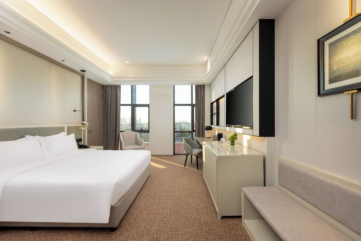 Standard Room, 1 King Bed, Accessible | Down comforters, minibar (free items), in-room safe, blackout drapes