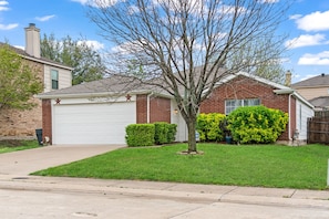 Exterior - 4 bedrooms, 2 bathrooms 
 (Dallas)