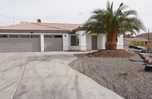 Exterior - 3-bedroom house in fabulous Lake Havasu City with WiFi, AC pet/family friendly (Lake Havasu City)