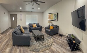 Smart TV, tavolo da calcetto, tavolo da ping pong