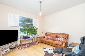 Smart-TV, Kamin, Bücher