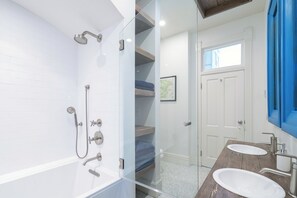 Shower, hair dryer, towels - Main Street Gem-Steps to Downtown Telluride (Telluride)