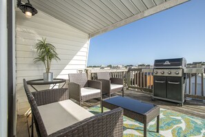 Outdoor dining - Two Bedroom Townhome Steps From the Beach! (Atlantic Beach)