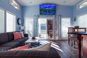 Smart TV, stereo - 5-Star/2-BR Boathouse Fully Remodeled-Directly on the Flint River w/Amazing Deck (Bainbridge)