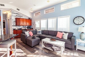 Smart TV, stereo - 5-Star/2-BR Boathouse Fully Remodeled-Directly on the Flint River w/Amazing Deck (Bainbridge)