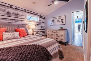 2 bedrooms, desk, free WiFi, bed sheets - 5-Star/2-BR Boathouse Fully Remodeled-Directly on the Flint River w/Amazing Deck (Bainbridge)