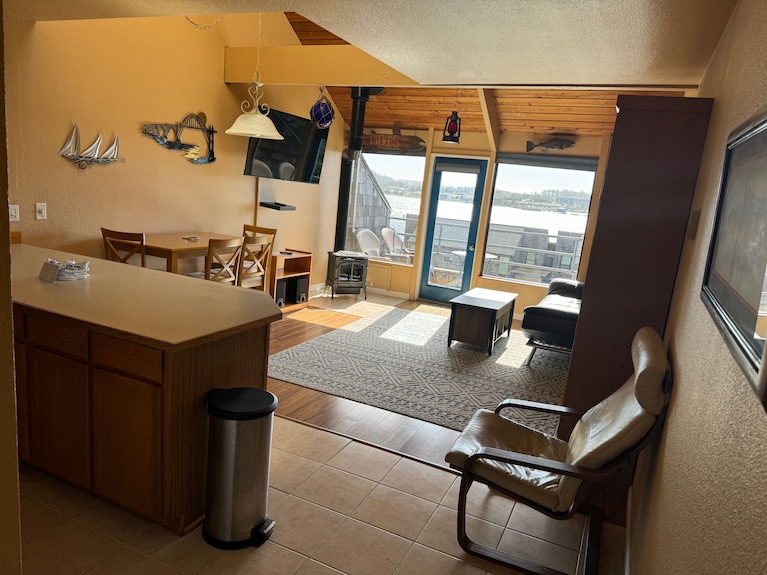 1-bedroom Queen Suite With Balcony & Pool Access - Oregon