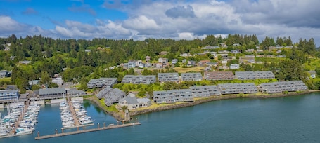 Marina. Deluxe King Room with Balcony & Marina Access